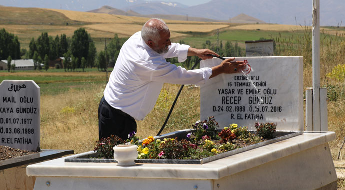 Elinde Türk bayrağıyla 'Allahu ekber' diyerek şehit oldu