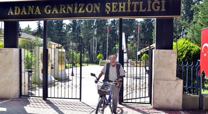 Şehit babası, hakarete uğramamak için otobüse değil bisiklete biniyor