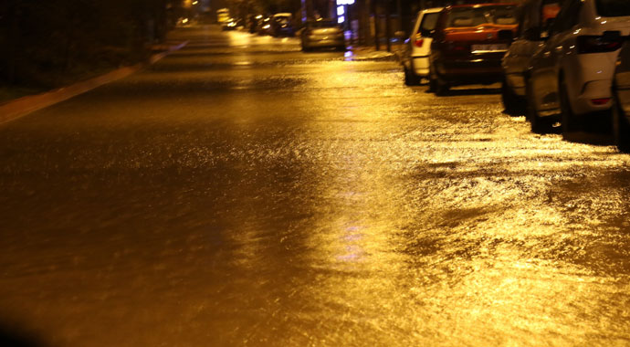 Şimşekler geceyi gündüze çevirdi, yağışla caddeler su doldu