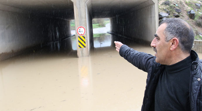 Şimşekler geceyi gündüze çevirdi, yağışla caddeler su doldu