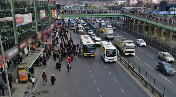 Şirinevler'de otobüs durağı trafiği havadan görüntülendi