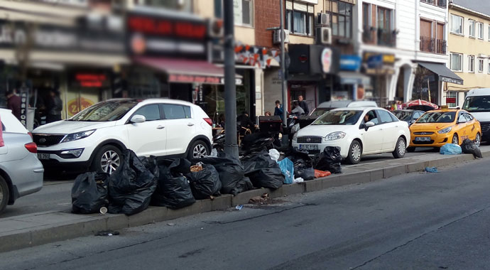 İşçilerin grev yaptığı Şişli'de sokaklar çöp yığınlarıyla doldu