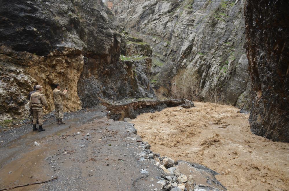 Şırnak'ı sel vurdu: Köy yolları, ahır ve tarlalar sular altında kaldı