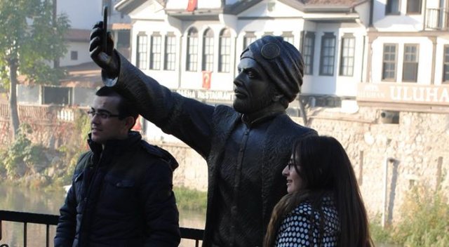 Selfieci şehzadenin kılıcı ilgiden çatladı