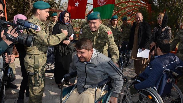 Türk askerinden Afgan engellilere tekerlekli sandalye yardımı Türk askerinden Afgan engellilere tekerlekli sandalye yardımı