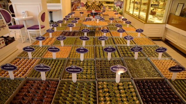 Bursalı baklavacı müşterilerine 200 çeşit baklava sunuyor Bursalı baklavacı müşterilerine 200 çeşit baklava sunuyor