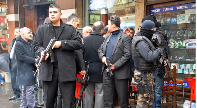 Diyarbakır’da yasağın kalktığı caddede bir çok esnaf işyerini açamadı Diyarbakır’da yasağın kalktığı caddede bir çok esnaf işyerini açamadı