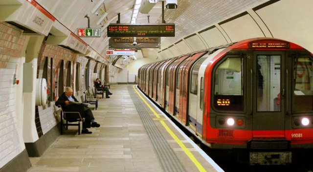 Londra metrosunda bıçaklı saldırı Londra metrosunda bıçaklı saldırı