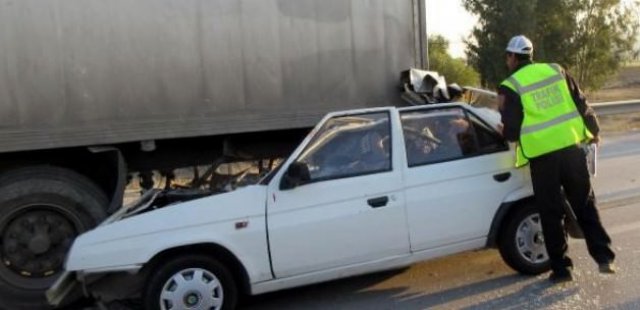 Otomobil TIR'a çarptı: 2 ölü, 2 yaralı Otomobil TIR'a çarptı: 2 ölü, 2 yaralı