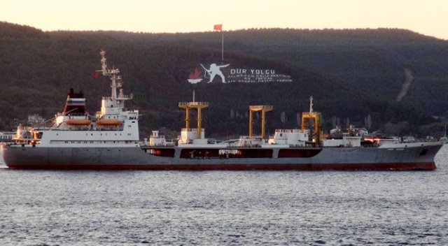 Rus askeri gemisi Boğaz&#039;dan geçti