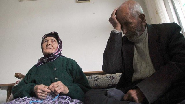 Rus saldırıları Ali dede ve Azime nineyi yerinden etti Rus saldırıları Ali dede ve Azime nineyi yerinden etti