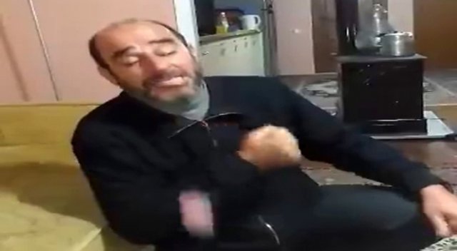 Şarkı söylerken takma dişleri fırladı! Şarkı söylerken takma dişleri fırladı!