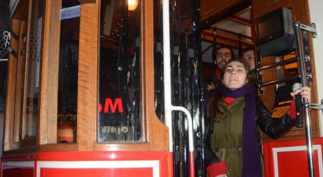 Taksim'de eylemciler tramvayı işgal etti! Taksim'de eylemciler tramvayı işgal etti!