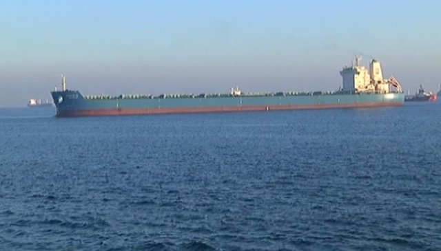 Zeytinburnu’nda yük gemisi karaya oturdu