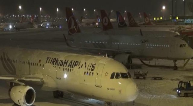 Atatürk Havalimanı yarım saat uçuş trafiğine kapatıldı