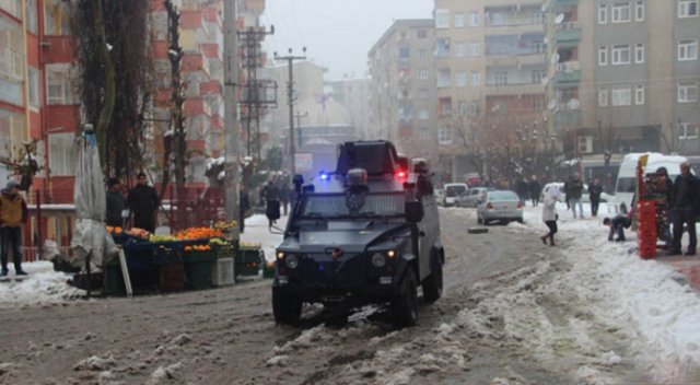 Diyarbakır’da izinsiz yürüyüşe polis müdahalesi Diyarbakır’da izinsiz yürüyüşe polis müdahalesi