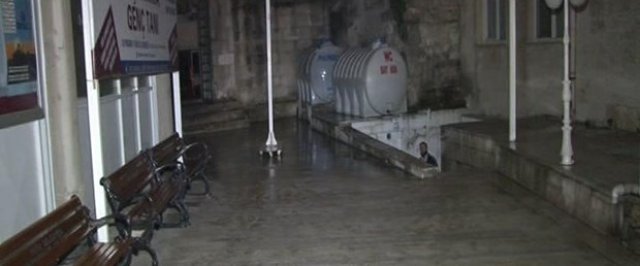 İstanbul'un göbeğinde 10 aylık bebek donarak öldü İstanbul'un göbeğinde 10 aylık bebek donarak öldü