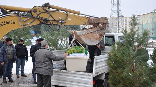 Obez hastanın cenazesi mezara kepçeyle konuldu Obez hastanın cenazesi mezara kepçeyle konuldu