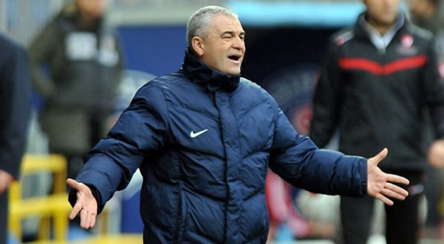 Rıza Çalımbay sahayı terk etti