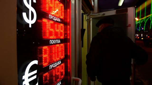 Ruble rekor seviyeye geriledi Ruble rekor seviyeye geriledi