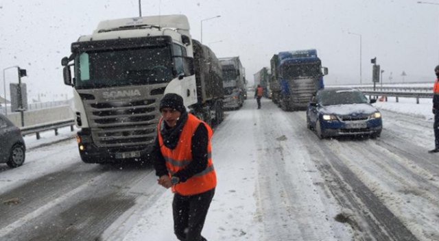TIR kaza yaptı: Bolu Dağı tüneli trafiğe kapandı TIR kaza yaptı: Bolu Dağı tüneli trafiğe kapandı