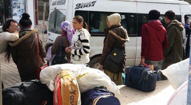 Vatandaşlar ilçeyi boşaltıyor Vatandaşlar ilçeyi boşaltıyor