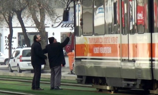 Vatmana sinirlenince tramvayın önünde durdu