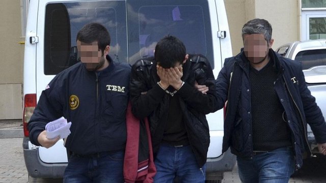 Sur'da teslim olan 3 terörist tutuklandı Sur'da teslim olan 3 terörist tutuklandı