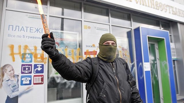 Ukrayna'da Rus bankalarına saldırı Ukrayna'da Rus bankalarına saldırı