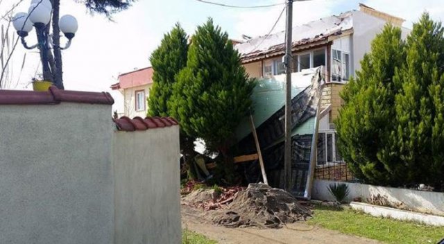Üzerine çatı düşen doğrama ustası öldü