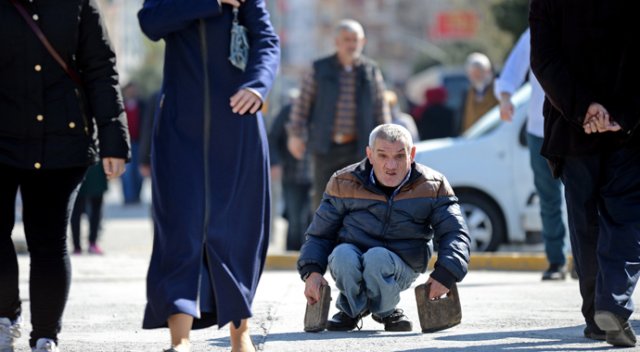 47 yıldır tahtalarla yürüyor, tek isteği akülü araba 47 yıldır tahtalarla yürüyor, tek isteği akülü araba
