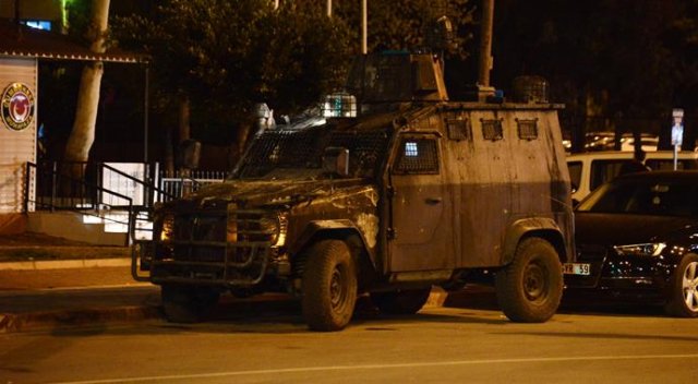 Adana'da PKK yandaşları komisere molotof attı! Adana'da PKK yandaşları komisere molotof attı!