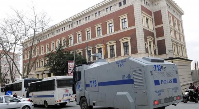 Alman Konsolosluğu önünde bulunan TOMA bölgeden ayrıldı