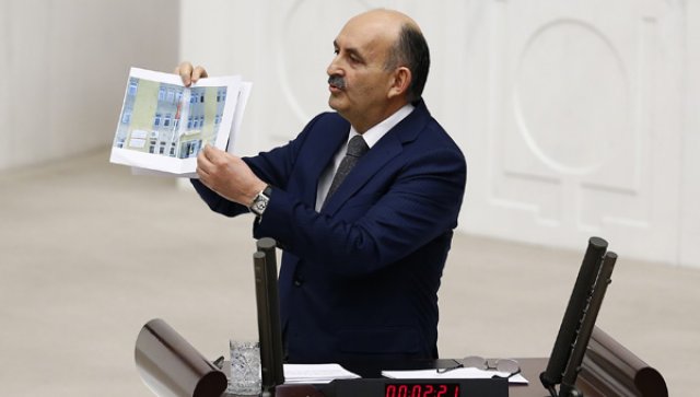 Bakan Müezzinoğlu: Bayrak indirildi, paçavra asıldı