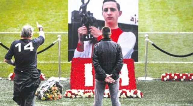 Bayan Cruyff sadece Ali Şen'in çiçeğine izin verdi Bayan Cruyff sadece Ali Şen'in çiçeğine izin verdi