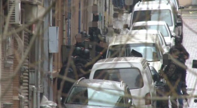 Bayrampaşa&#039;da kadın teröristlerin sıkıştırıldığı binada silah sesleri