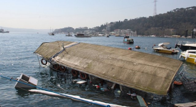 Bebek sahilinde tekne battı Bebek sahilinde tekne battı