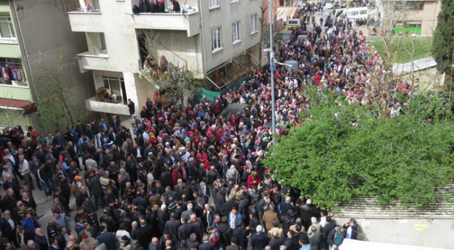 Beratcan’ı evinin önünden yüzlerci kişi uğurladı Beratcan’ı evinin önünden yüzlerci kişi uğurladı