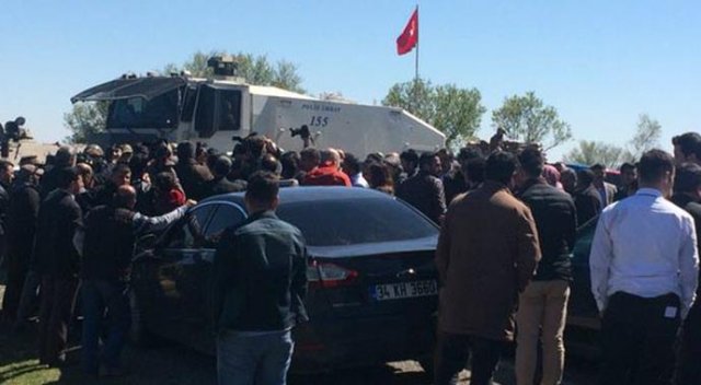 Demirtaş ve Yüksekdağ'ın bulunduğu konvoy durduruldu Demirtaş ve Yüksekdağ'ın bulunduğu konvoy durduruldu