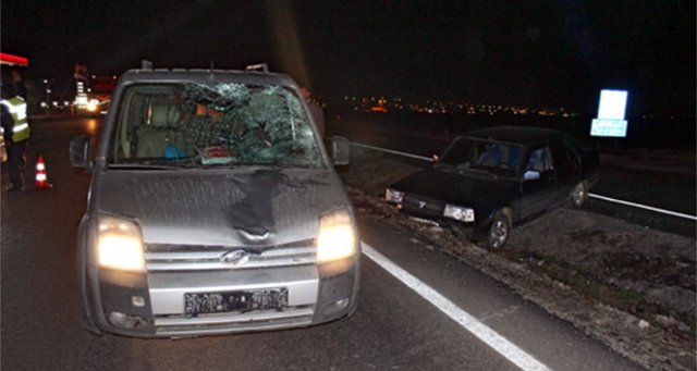 Kazada yaralandı, karşıya geçmeye çalışırken başka araç çarptı! Kazada yaralandı, karşıya geçmeye çalışırken başka araç çarptı!