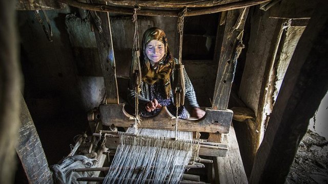 Konyalı Müjgan teyze tarihi dokuma tezgahına sahip çıkıyor Konyalı Müjgan teyze tarihi dokuma tezgahına sahip çıkıyor