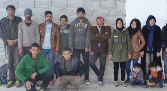 Mahsur kalan kaçakları Mehmetçik kurtardı