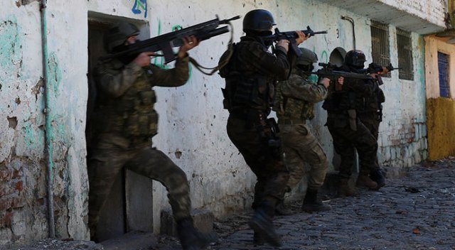Nusaybin'de polise bombalı saldırı: 1 şehit, 3 yaralı Nusaybin'de polise bombalı saldırı: 1 şehit, 3 yaralı