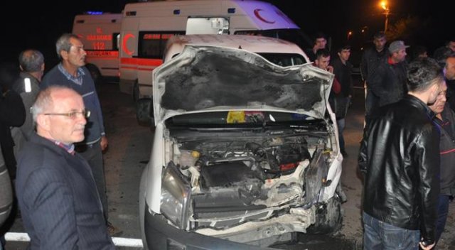 Otomobille hafif ticari araç çarpıştı: 6 yaralı Otomobille hafif ticari araç çarpıştı: 6 yaralı