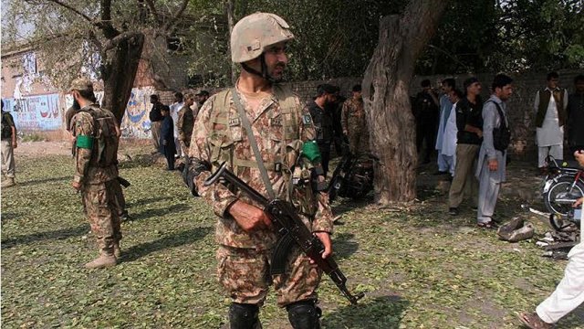 Pakistan&#039;da mahkemeye intihar saldırısı: 8 ölü,14 yaralı