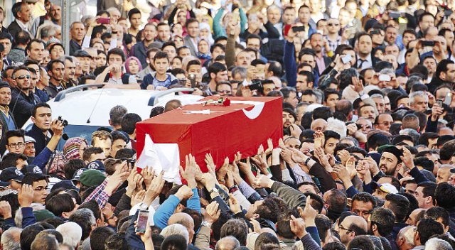 Şehit polisin eşi: İki Muzaffer daha yetişiyor, onlar korksun Şehit polisin eşi: İki Muzaffer daha yetişiyor, onlar korksun