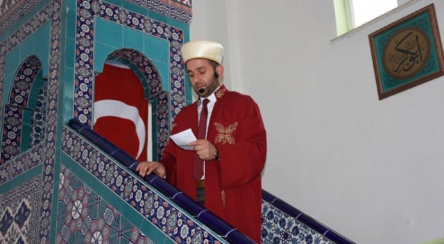 Sinop'ta imam "cenk cübbesi"yle Cuma namazı kıldırdı Sinop'ta imam "cenk cübbesi"yle Cuma namazı kıldırdı
