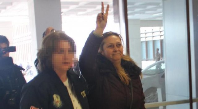 Sosyal medyada 'canlı bomba' paylaşımı yapan kadın gözaltına alındı Sosyal medyada 'canlı bomba' paylaşımı yapan kadın gözaltına alındı