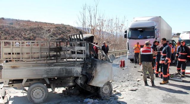 TIR’a çarpan araç yandı, sürücü feci şekilde öldü