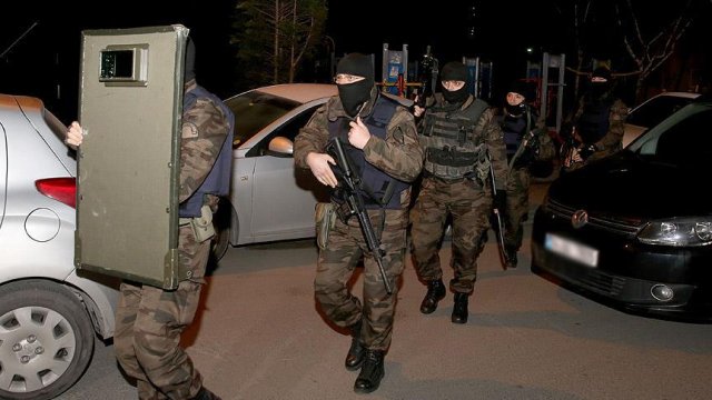 Van'da PKK'nın hücre evine operasyon: 5 gözaltı Van'da PKK'nın hücre evine operasyon: 5 gözaltı